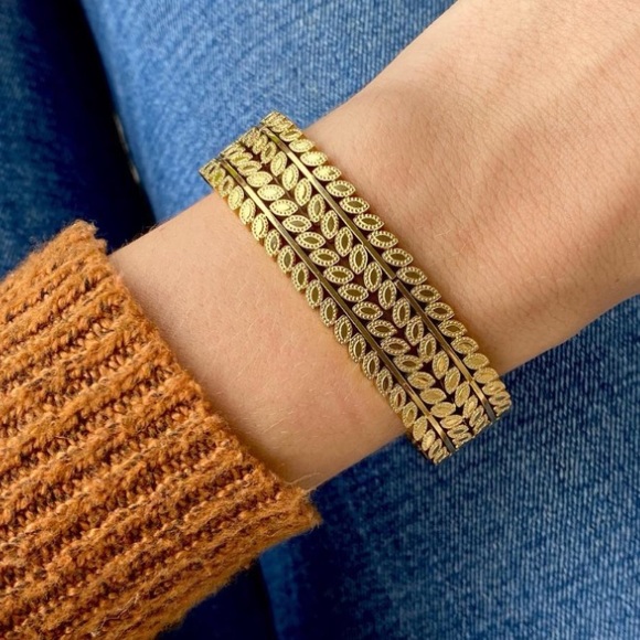 NWT! Kinsley Armelle Lotus Collection Gold Bracelet - Picture 2 of 4